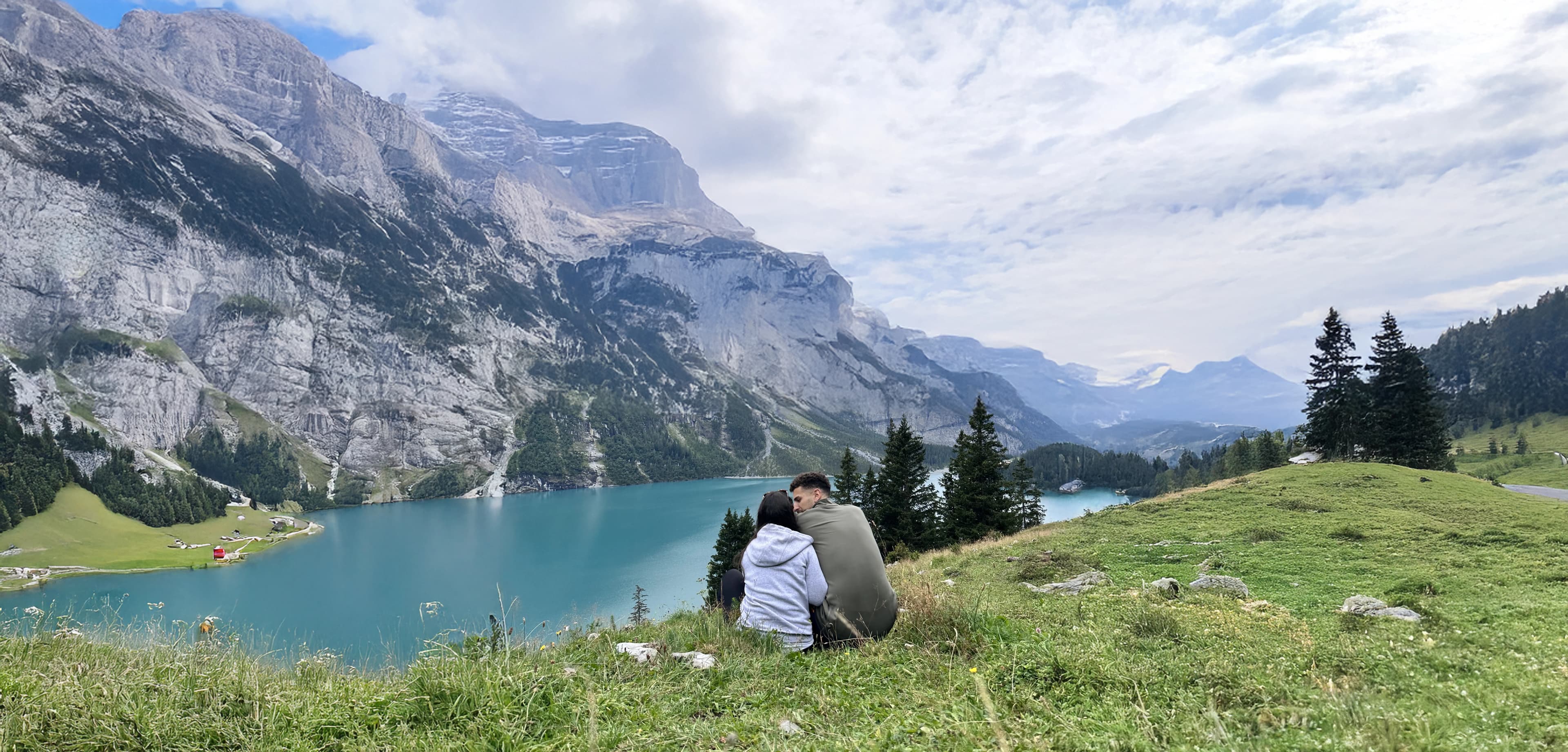 Couple au bord d'un lac de montagne